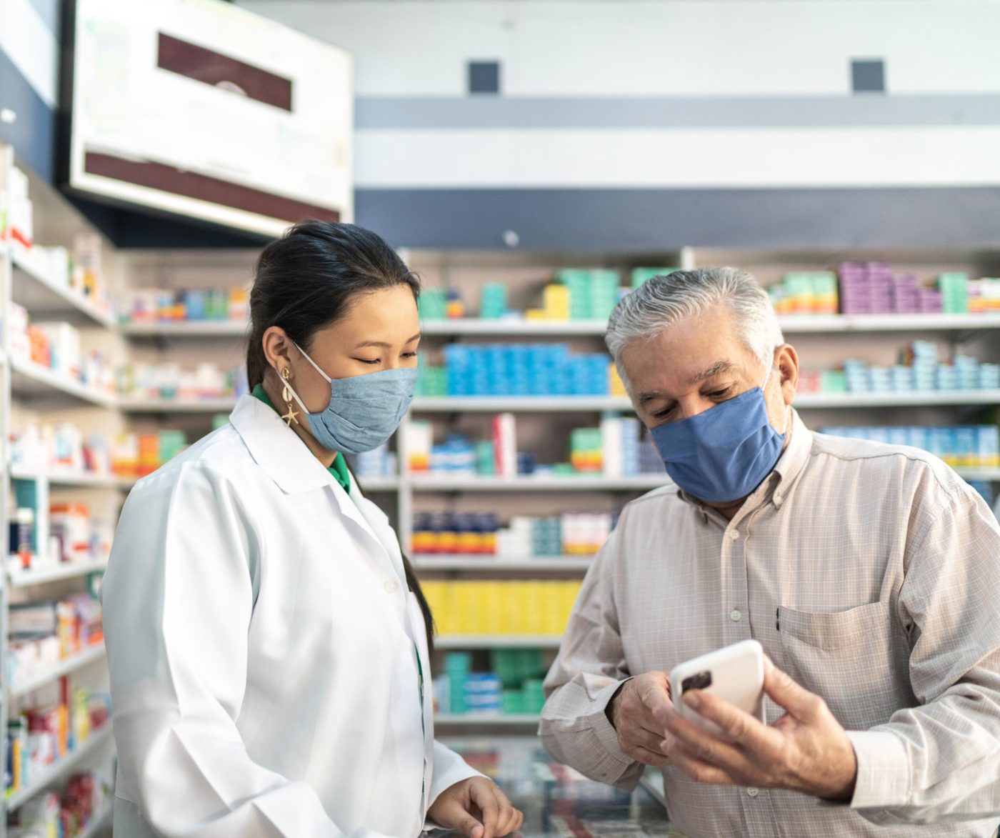 Pharmacist consults a senior on Medicare about their medication.